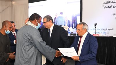 سعفان والداودي يسلمان عدد من وثائق التأمين وعقود العمل للمستحقين من ذوى الهمم بقنا