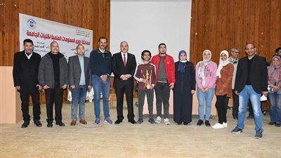 رئيس جامعة القناة يكرم الطلاب الفائزين بدوري المعلومات..صور