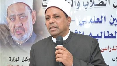 رئيس الإدارة المركزية لازهر أسيوط يقدم التهنئة للطالب احمد عبدالهادي لفوزه بالطالب المثالى