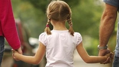 هل تحتفظ الأم بحضانة طفلها إذا تزوجت من غير أبيه؟