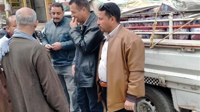 ضبط مخزن لتعبئة الأسمدة والمغذيات الزراعية السائلة بدون ترخيص في المنيا..صور