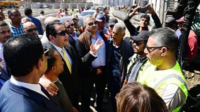 وفد نقل النواب يتفقد محور شمال الأقصر.. والعمال يهتفون : تحيا مصر