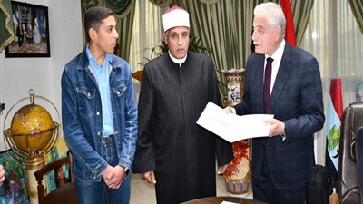 محافظ جنوب سيناء يكرم الفائز بالمركز الثاني علي مستوي الجمهورية في مسابقة الطالب المثالي