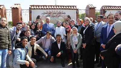 صقر يفتتح مممشى السويس الثقافى بحديقة الخالدين.. بالصور