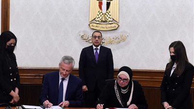 نيفين جامع: تشكيل اللجنة الصناعية المصرية الفرنسية لتطوير قدرات الانتاج الصناعي وخلق فرص العمل