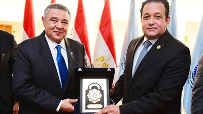 محافظ البحر الأحمر يستقبل وفد لجنة النقل بمجلس النواب لاستعراض أهم مشروعات الطرق بالمحافظة