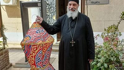 راعى الأقباط الكاثوليك بالغردقة يعلق فانوس رمضان على الكنيسة