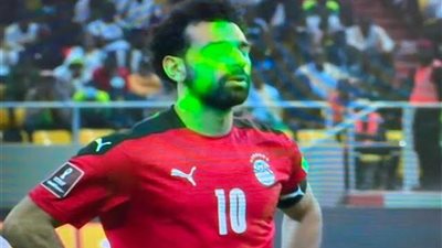 أستاذ طب العيون: أشعة الليزر تسبب العمى.. وأثرت على لاعبى المنتخب