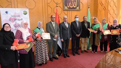 محافظ الإسماعيلية يكرم ١٣ أماً مثالية على مستوى المحافظة