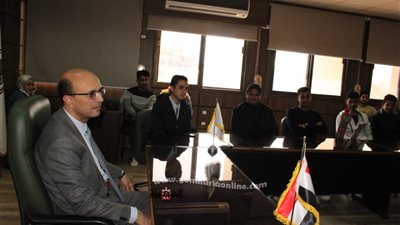 نائب رئيس جامعة أسيوط يكرم طلاب كلية الفنون الجميلة الفائزين بالمركز الأول ملابس والثالث ديكور