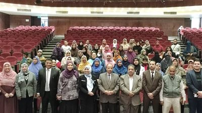 وكيل وزارة التعليم بقنا يكرم أبطال العرض المسرحي التفاعلى ( حكم عقلك )