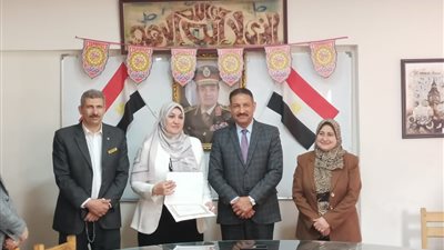 مدير تعليم الجيزة يكرم الطالب و الرائد المثالي لحصولهم علي مراكز جمهوري
