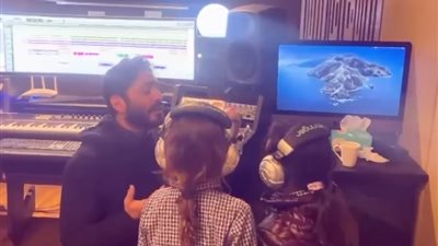 شاهد.. أول ظهور لأبناء تامر حسني في أغنية 