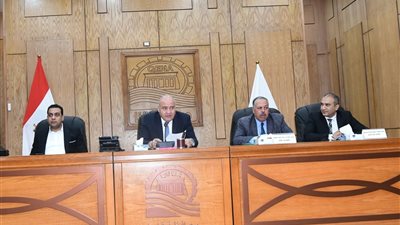 الداودي يلتقى بالشباب المتقدمين للحصول على 