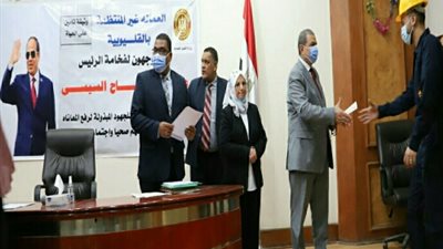 سعفان يسلم 2166 وثيقة تأمين ضد الحوادث للعمالة غير المنتظمة بالقليوبية
