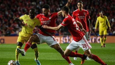 ليفربول ينهى الشوط الأول متقدما بهدفى مانى وكوناتى فى شباك بنفيكا بدورى الأبطال