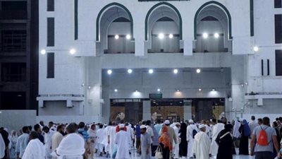 رئيس شئون الحرمين يفتتح باب الملك عبد العزيز بالحرم المكي