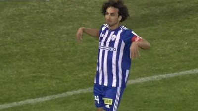 وردة يرقص بعد تسجيله فى كأس قبرص .. والجماهير تقذفه بالزجاجات
