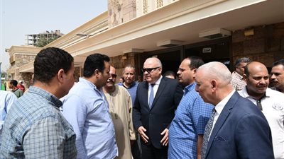 محافظ قنا يتفقد الموقع المقترح لإنشاء نفق مشاه أسفل محطة سكك حديد نجع حمادى