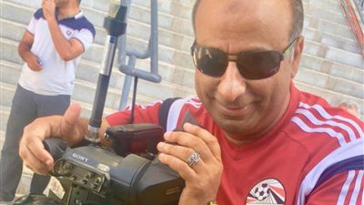 شاهد.. تعرض المخرج محمد نصر لسرقة حذاءه خلال صلاة التراويح