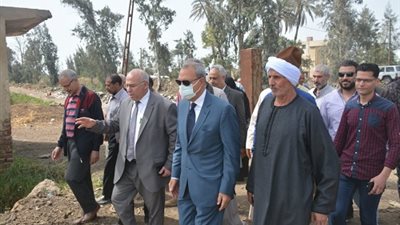 لحثهم على توريد القمح.. محافظ القليوبية يلتقي عددًا من المزارعين ببنها وطوخ