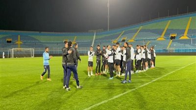لاعبو بيراميدز يحتفلون بإيهاب جلال بعد تعيينه مديرا فنيا للمنتخب