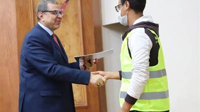 وزير القوى العاملة يسلم 10987 وثيقة تأمين للعمالة غير المنتظمة بالجيزة