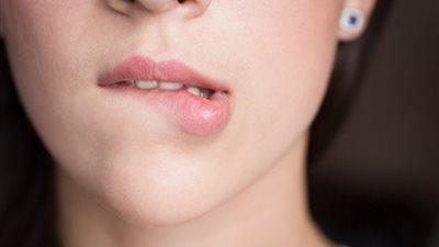 عادة أكل الشفاة..هل تؤثر على صحة الصيام فى نهار رمضان؟..فيديو