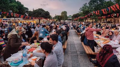 الخيم الرمضانية وتقديم الطعام بالمجان..عادات الأتراك فى رمضان
