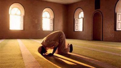 إذا لم يتمكَّن الإنسان من سجود التلاوة..فهل يجوز تركها؟