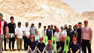 وزير الرياضة يشهد مسابقات التزلج على الرمال في مستهل زيارته للواحات البحرية