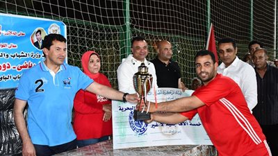 وزيرالرياضة يشهد ختام الدورة الرمضانية بالواحات البحرية ويكرم فريق مركز شباب منديشة بعد تتويجه بالبطولة