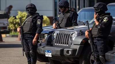 تفاصيل قيام قائد سيارة بتجاوز الإشارة المرورية والاصطدام بشخص في الإسكندرية