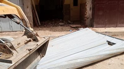 إزالة مخالفة بتحويل شقة سكنية إلى نشاط تجاري بمركز أبوقرقاص بالمنيا
