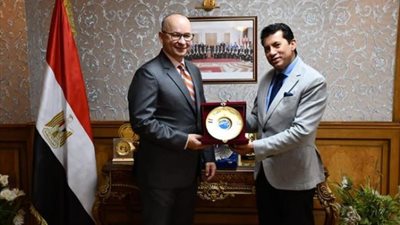وزير الشباب والرياضة يبحث التعاون الثنائى مع سفير كندا