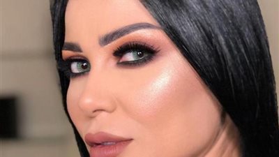 منى ممدوح تتألق عبر إنستجرام بمكياج ناعم