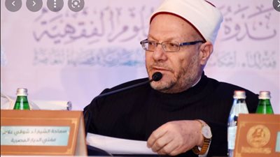 المفتي يوضح حكم تغيُّب الموظف عن العمل بحجة الاعتكاف في المسجد في رمضان