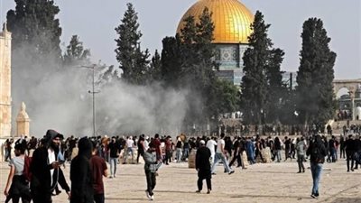 قوات الاحتلال تطلق الرصاص المطاطي والغاز المسيل للدموع على المصلين بالمسجد الأقصى