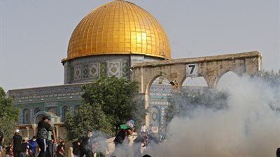 إصابة عشرات الفلسطينيين بالاختناق في باحات الأقصى