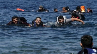 إنقاذ 45 راكباً ومصرع طفلة بغرق مركب شمال لبنان
