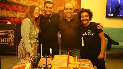 بالصور.. عاصم المنياوي يحتفل بانتهاء تصوير مزاد الشر