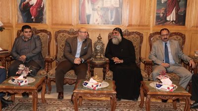 محافظ بني سويف يقدم التهنئه بعيد القيامة لمسيحئي الكنائس والأديرة