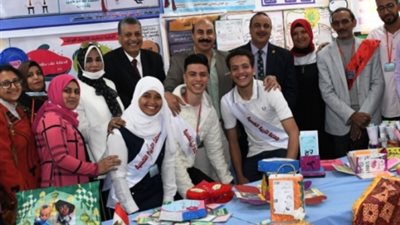 أشرف عطية يهنئ أبناءه الطلاب الحاصلين على المراكز الأولى بمسابقة الإلقاء على مستوى الجمهورية