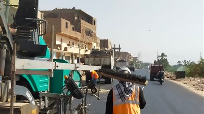 لجنة لمتابعة أعمال رصف الطريق الغربى بالقرنة غرب الأقصر