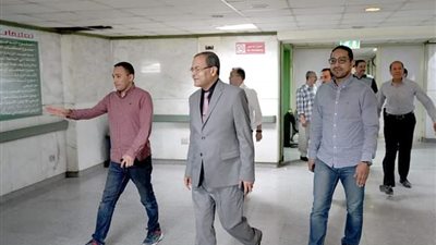 رئيس جامعة سوهاج يفاجئ أقسام المستشفى الجامعي ..صور