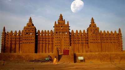 مسجد جينية بمالي .. أسرار تغطيته بالطين والتبن كل عام