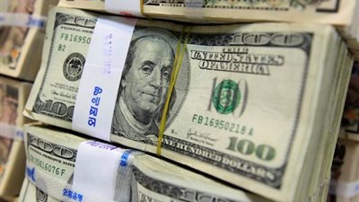 الدولار يواصل التراجع من أعلى مستوى في 20 عاما