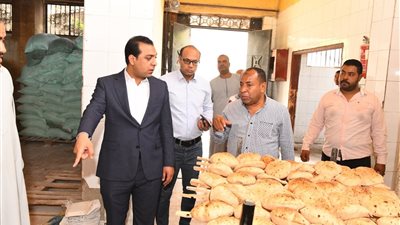 نائب محافظ قنا يفاجئ عدداً من المخابز البلدية في ثالث أيام العيد