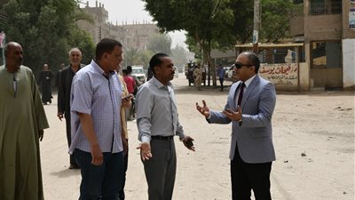 السكرتير العام بقنا يتابع مشروعات حياة كريمة بفرشوط