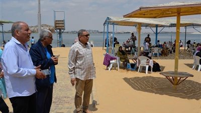 شواء اللحوم وبرامج ترفيهية للمواطنين علي شاطئ الفيروز وزيادة عدد الغطاسين لحماية الاطفال من الغرق